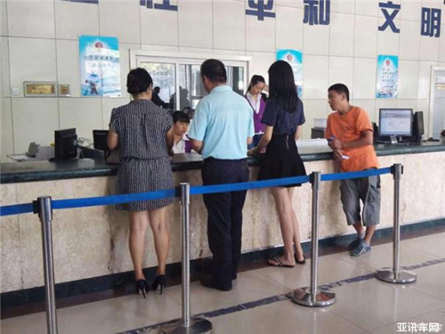 车管所：年检标志怎么贴顺序