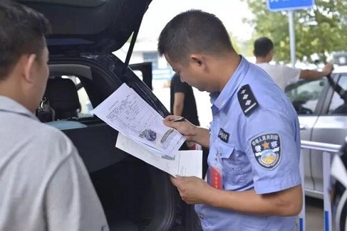 交警支队：免费送亲戚车如何过户