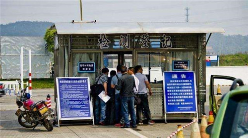 车辆管理所：年检标志怎么撕下来