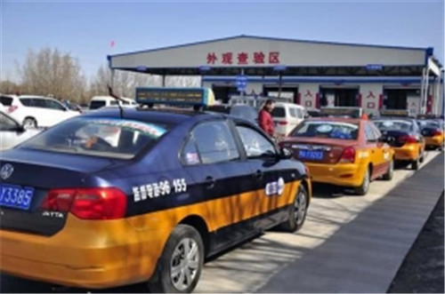 汽车换年检标带什么