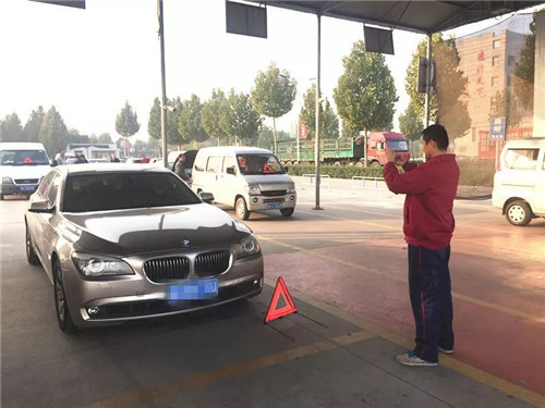 车辆管理所：汽车年检可以代办吗