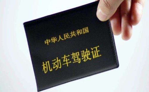 [违章]行驶在雨中的车辆